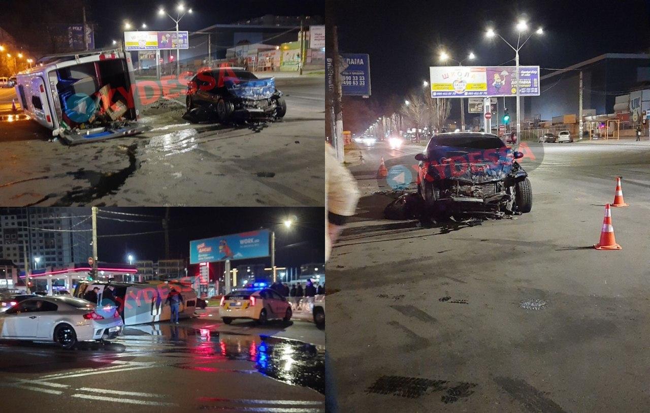 В Одессе из-за ДТП перевернулся микроавтобус: есть пострадавшие  фото 1