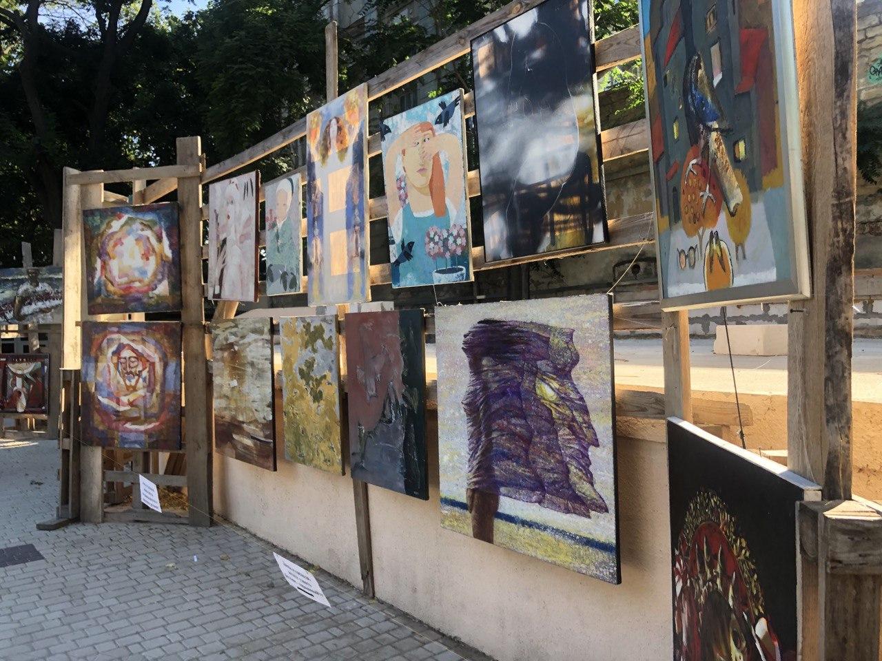 Картины в Летнем театре