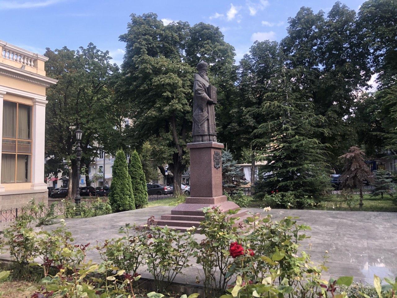 Памятник святителю Иннокентию Одесскому.  Фото автора
