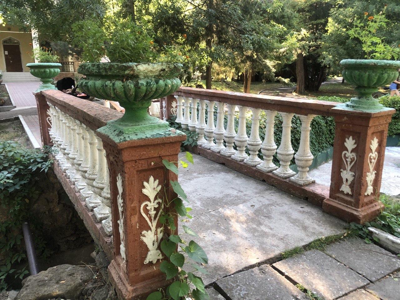 Мостик возле скульптуры "Руслан и Людмила"