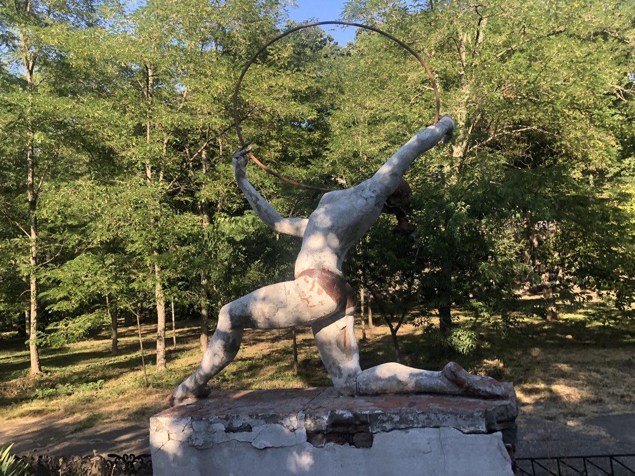 Скульптура "Физкультурница"