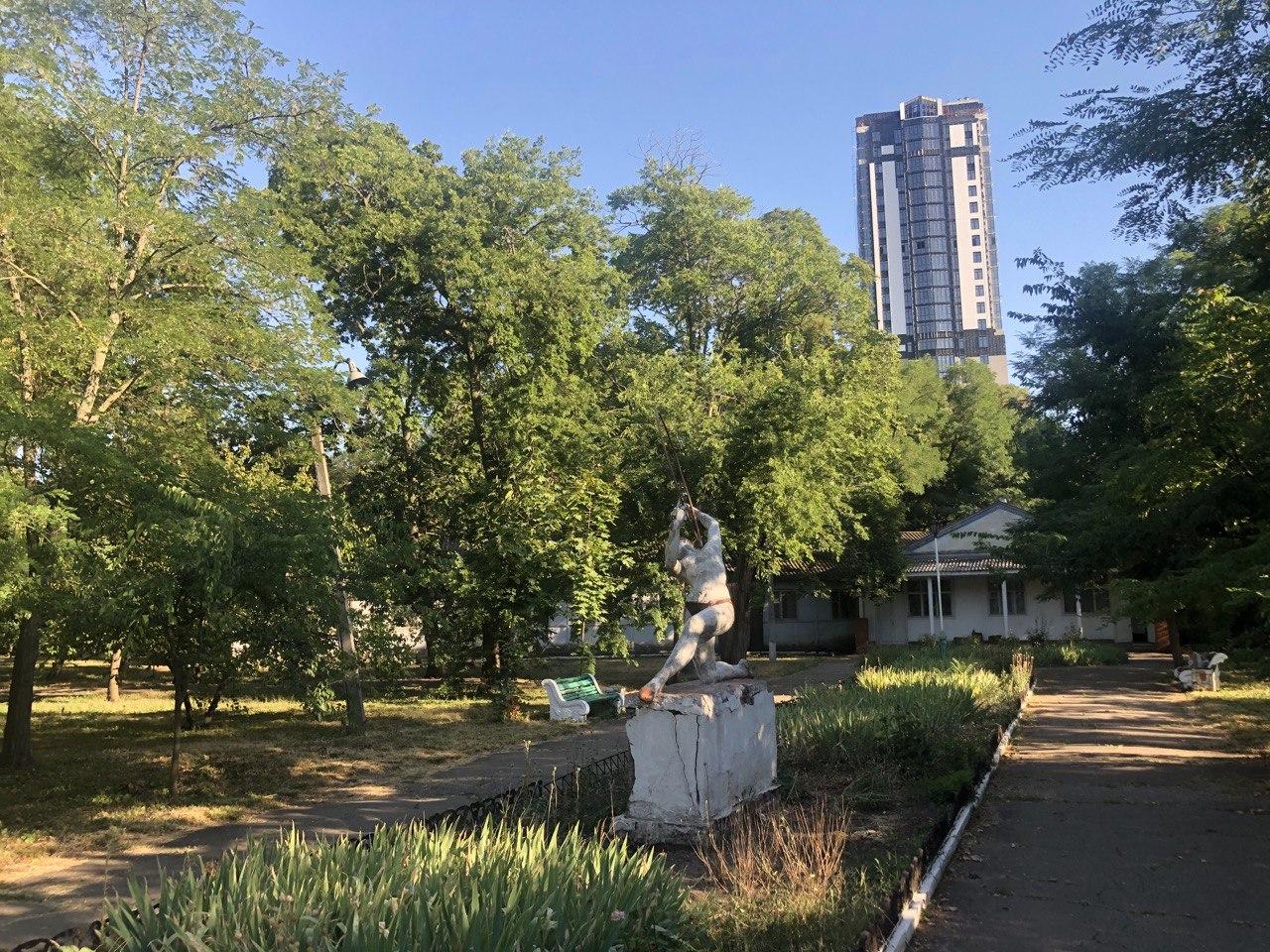 Скульптура "Физкультурница"