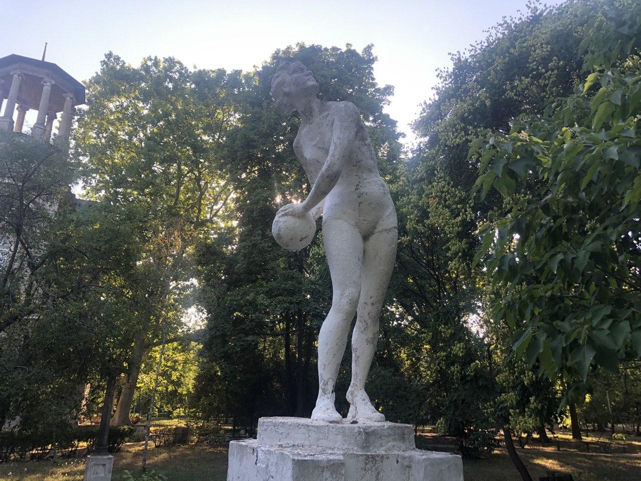 Скульптура "Девушка с мячом"