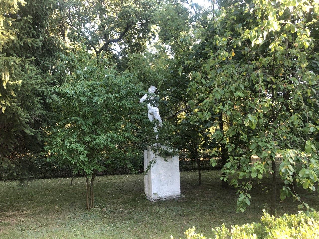 Скульптура "Гимнаст"