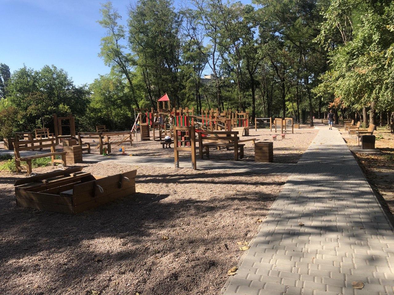 Дорожки и скамейки