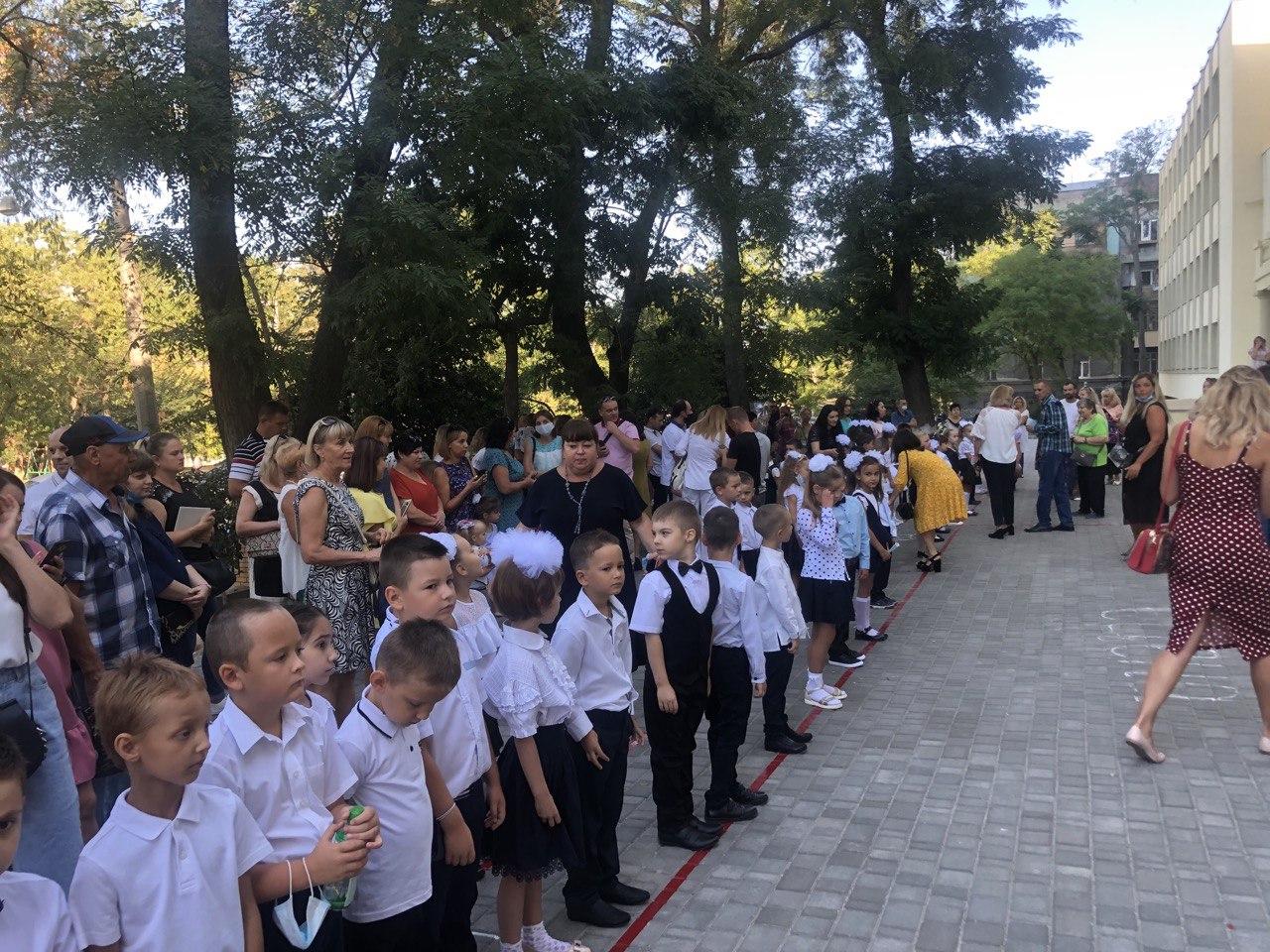 На расстоянии и в масках: как прошел Первый звонок в одесских школах фото 1