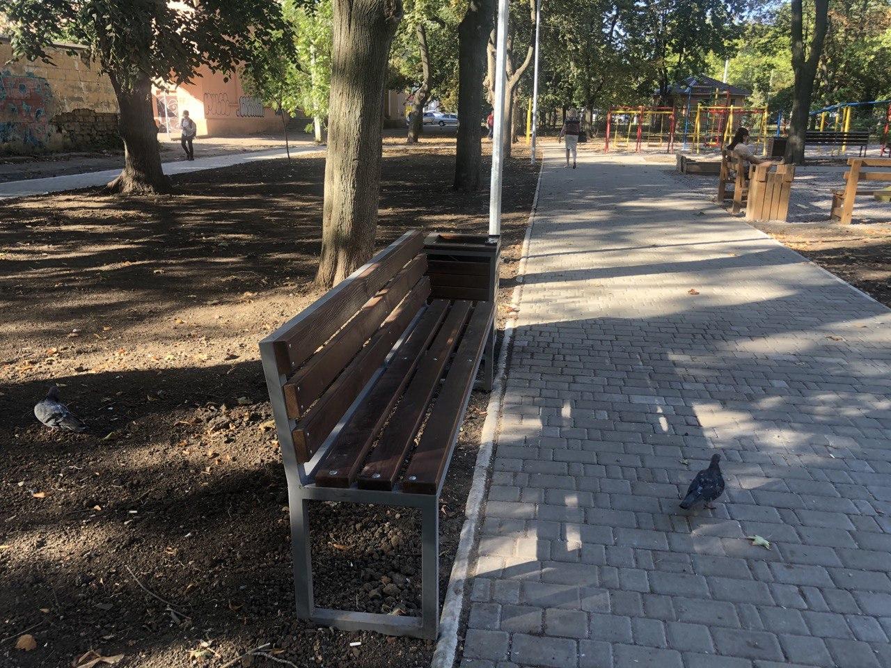 Магазин вместо кинотеатра и заброшенные постройки: все про сквер у 