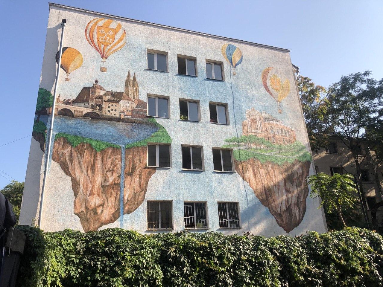 Мурал на стене возле Кирхи Фото автора