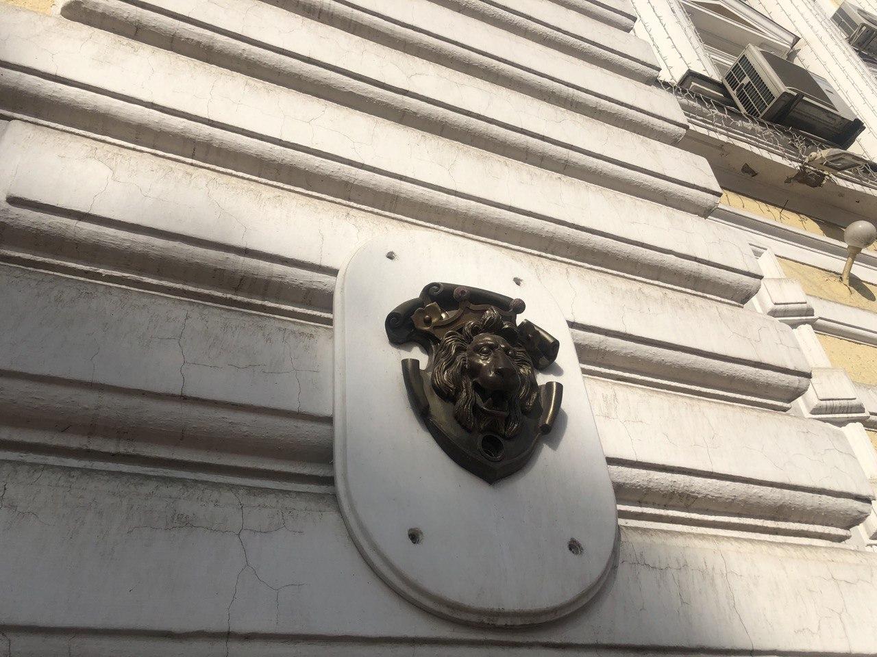 На здании суда изображены львы. Фото автора