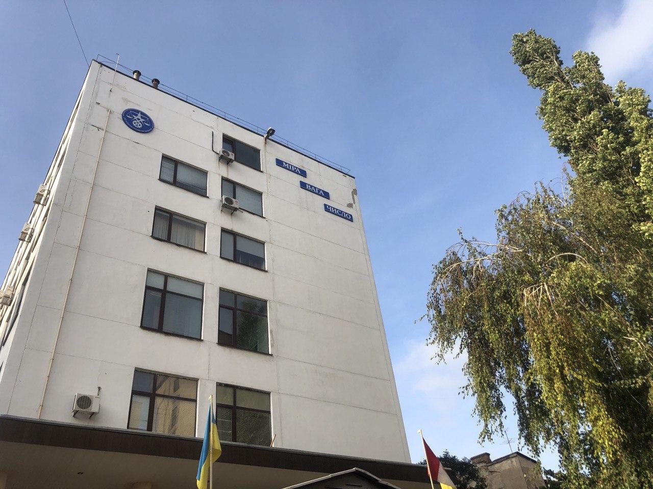 Рядом более новое здание вуза. Фото автора