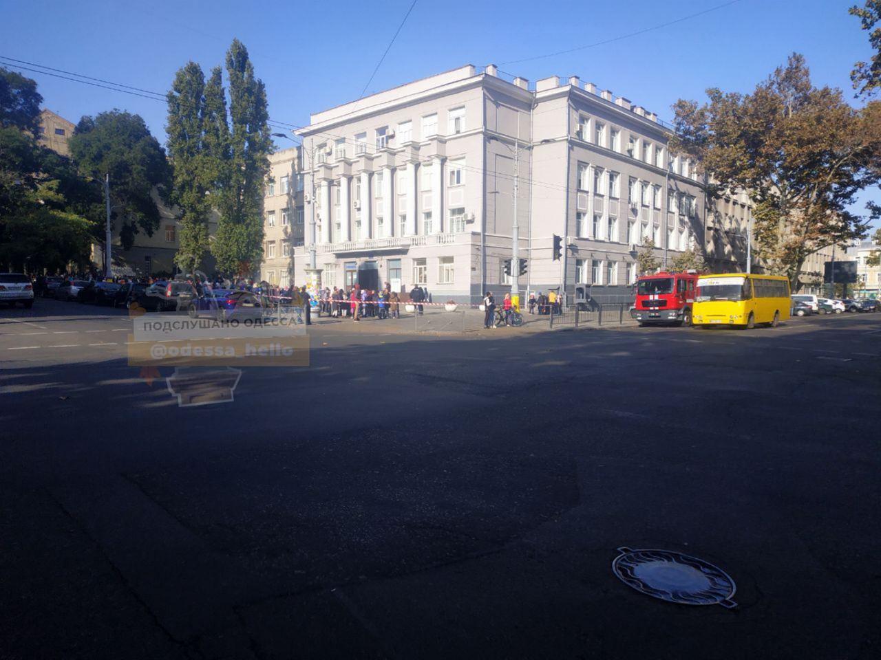 Минирование школы в Одессе. Фото: "Подслушано Одесса"