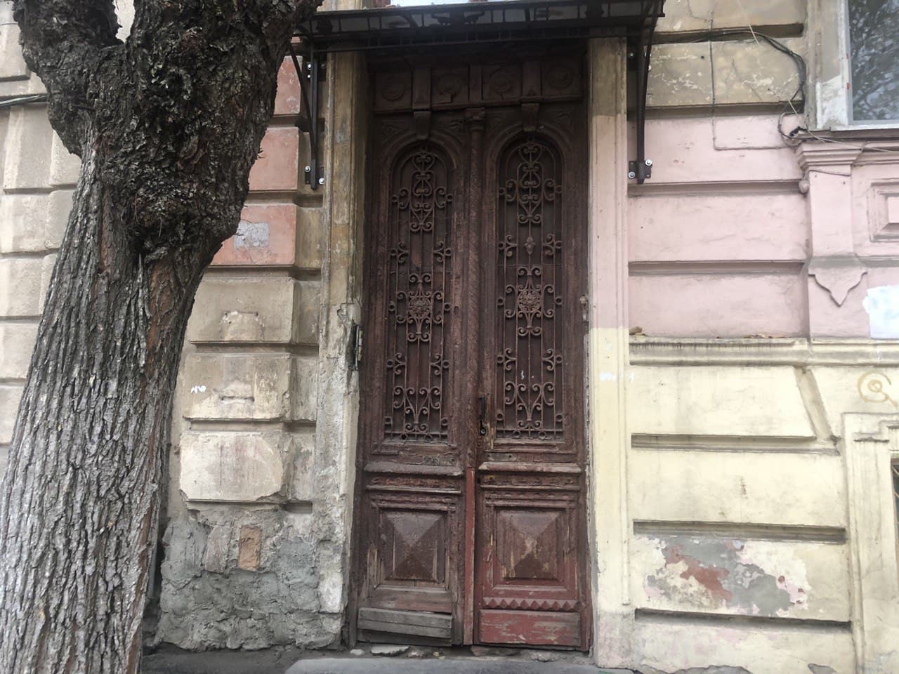 Старинные двери доходного дома Мармарино.Дворянская, 27. Фото автора