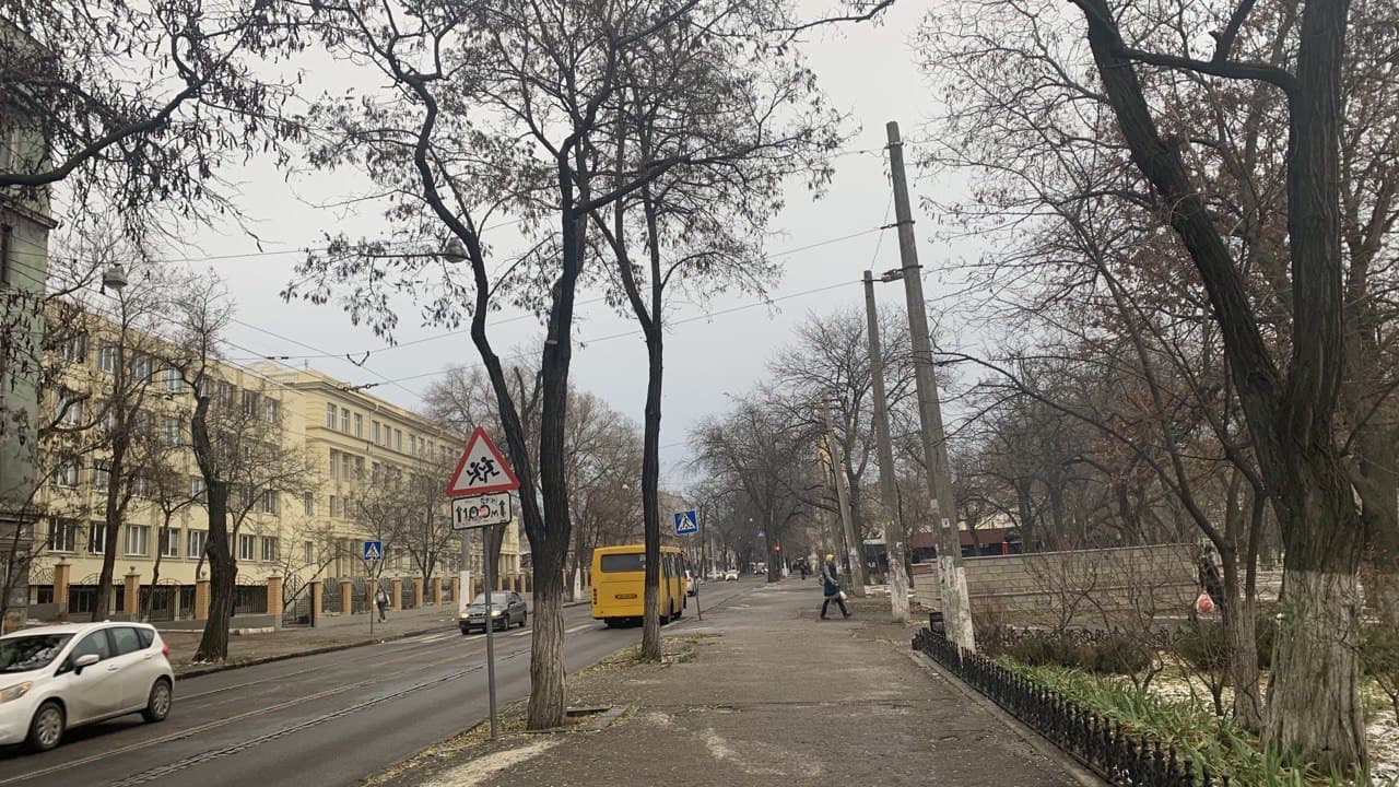 Школа и сквер напротив. Фото автора