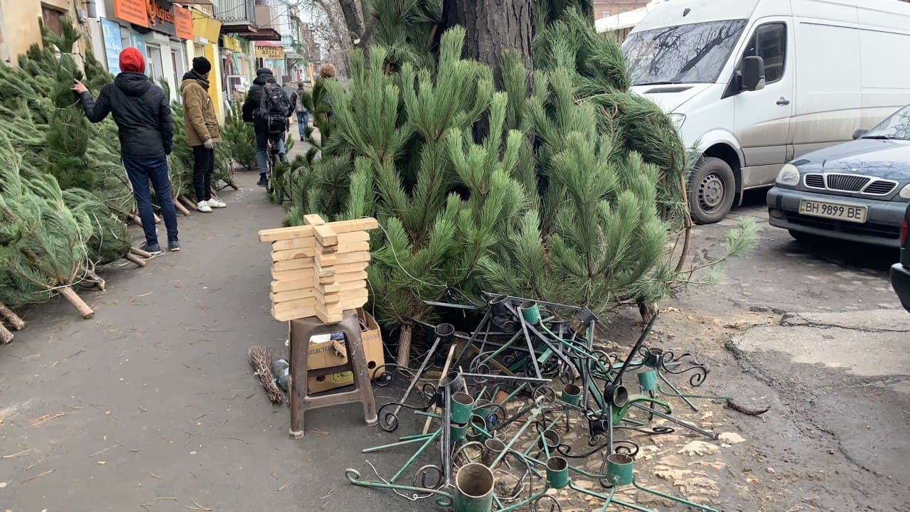К елкам в продаже имеются специальные подставки. По 50-100 гривен. Фото автора