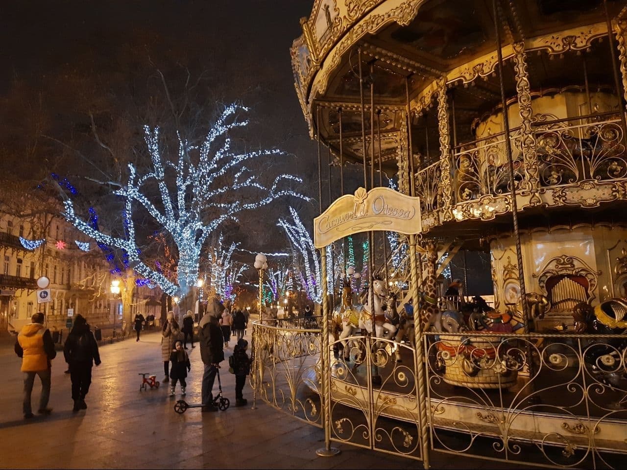 Карусель на Приморском бульваре. Фото Марины Повертайло