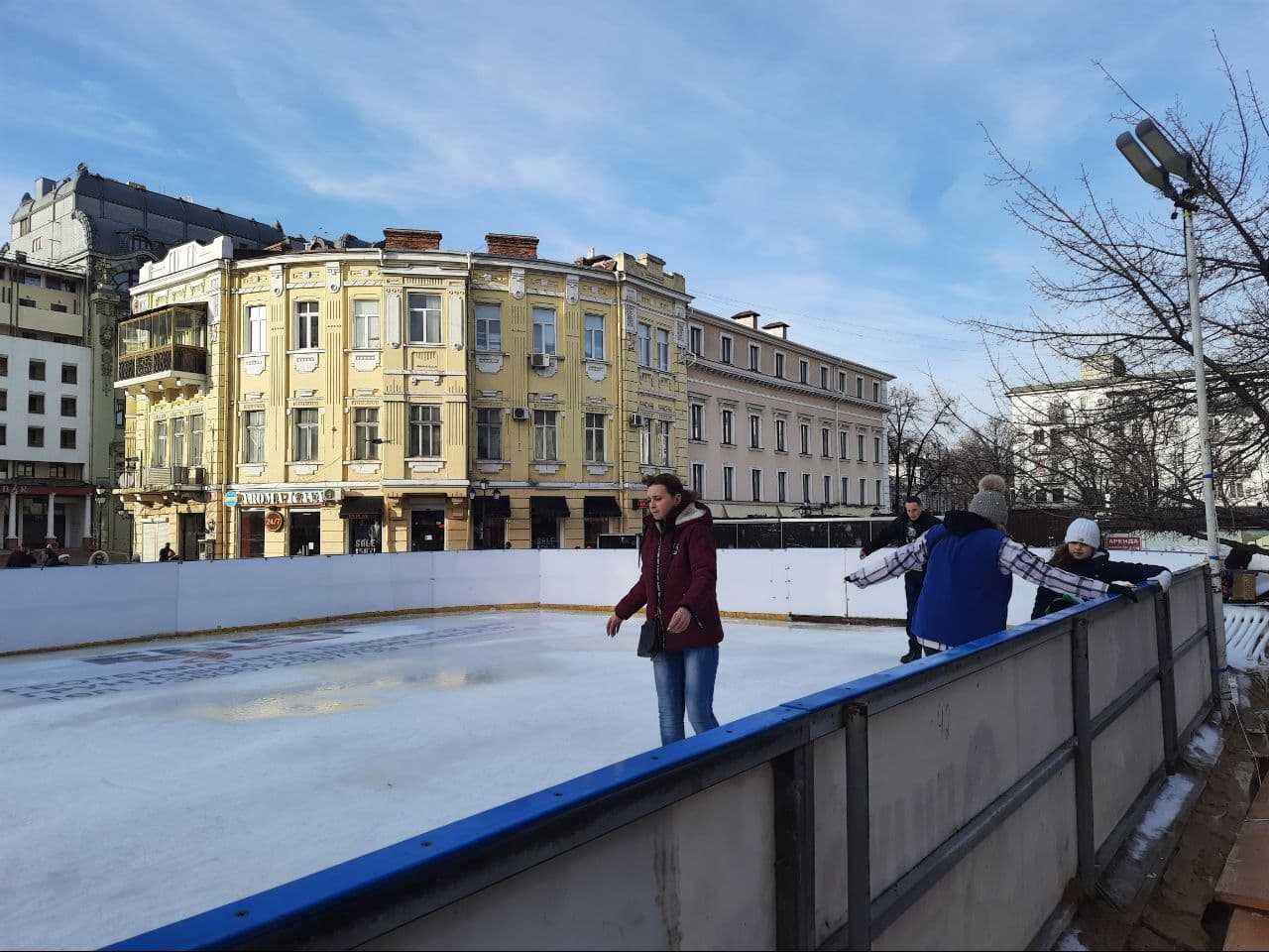 На Греческой заработал каток. Фото: Марины Повертайло 
