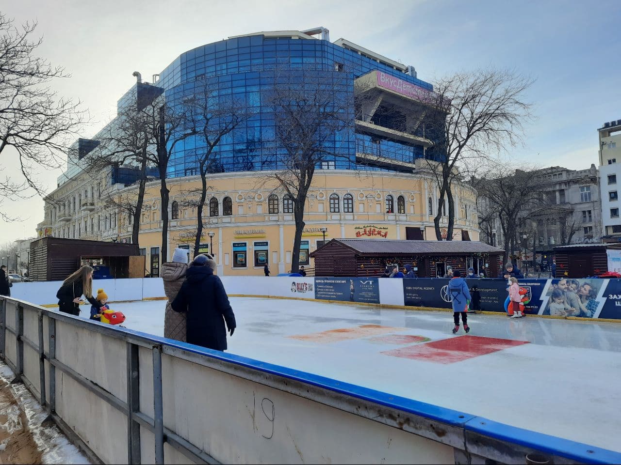 На Греческой заработал каток. Фото: Марины Повертайло 