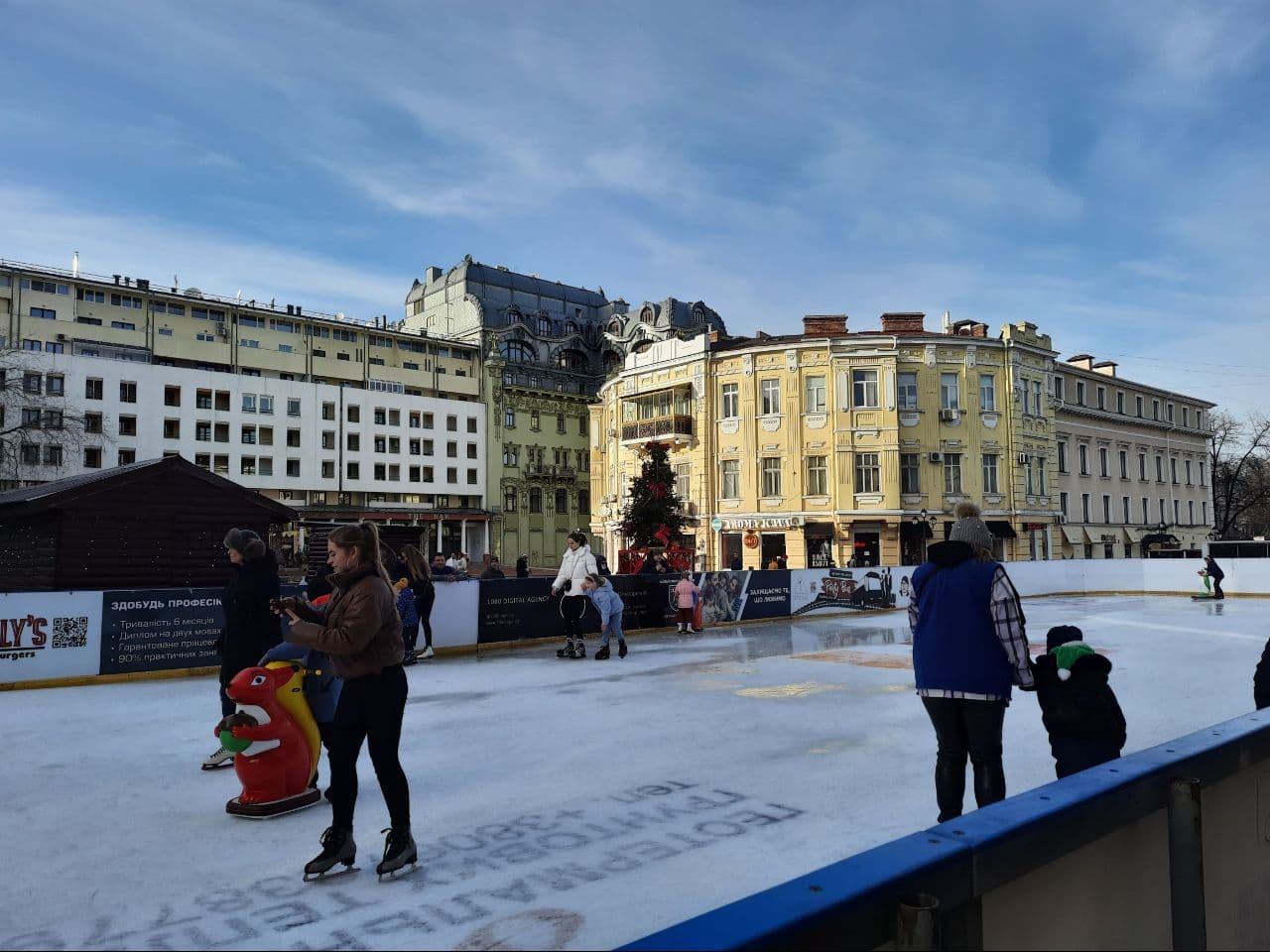 На Греческой заработал каток. Фото: Марины Повертайло 