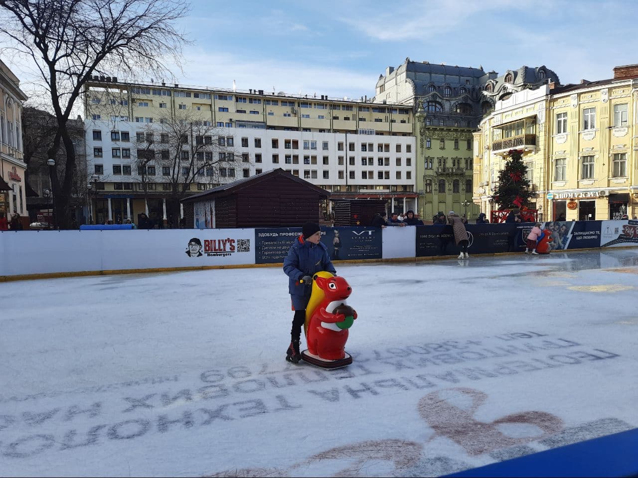 На Греческой заработал каток. Фото: Марины Повертайло 