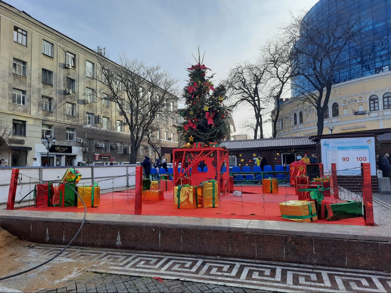 На Греческой заработал каток. Фото: Марины Повертайло 