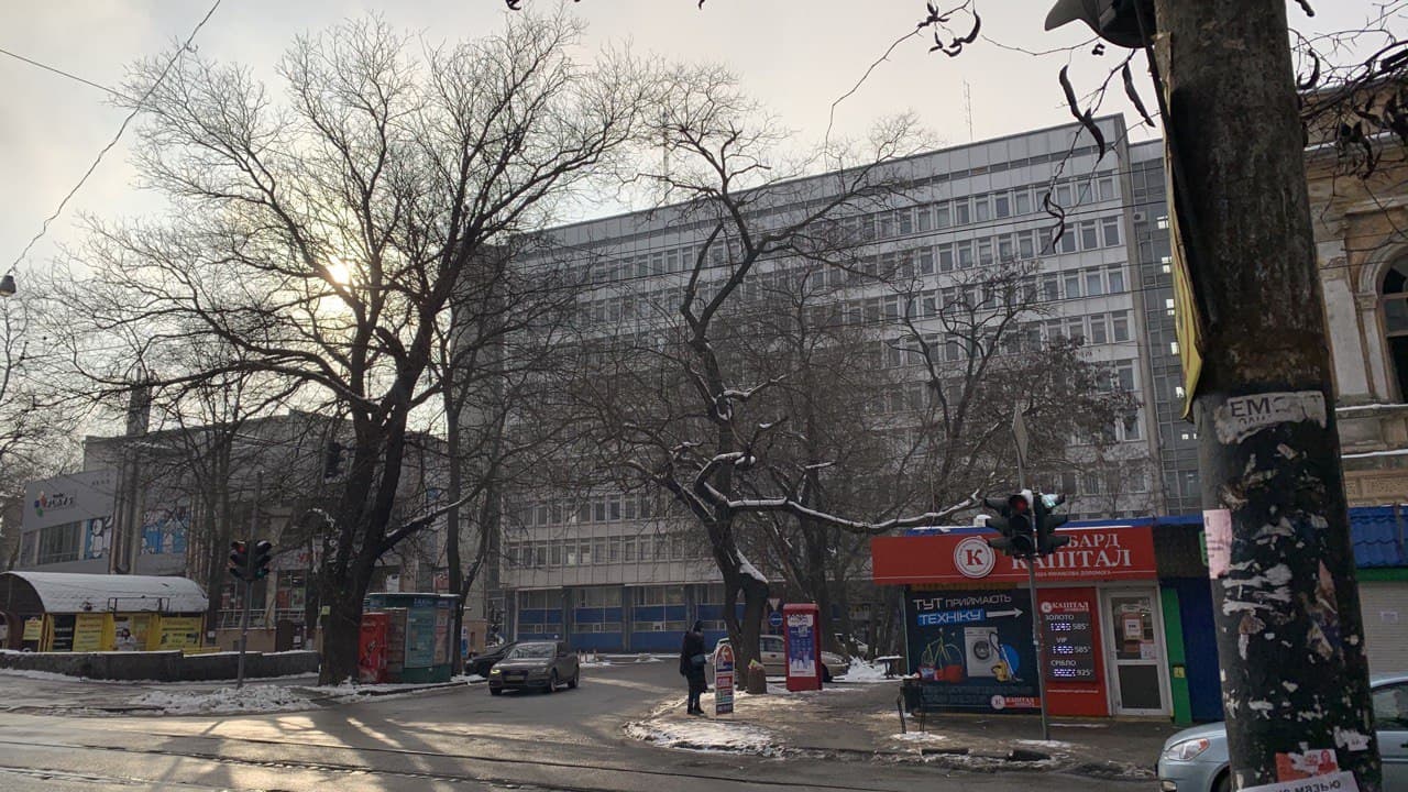 В конце улица Торговая упирается в Морскую академию. Фото автора