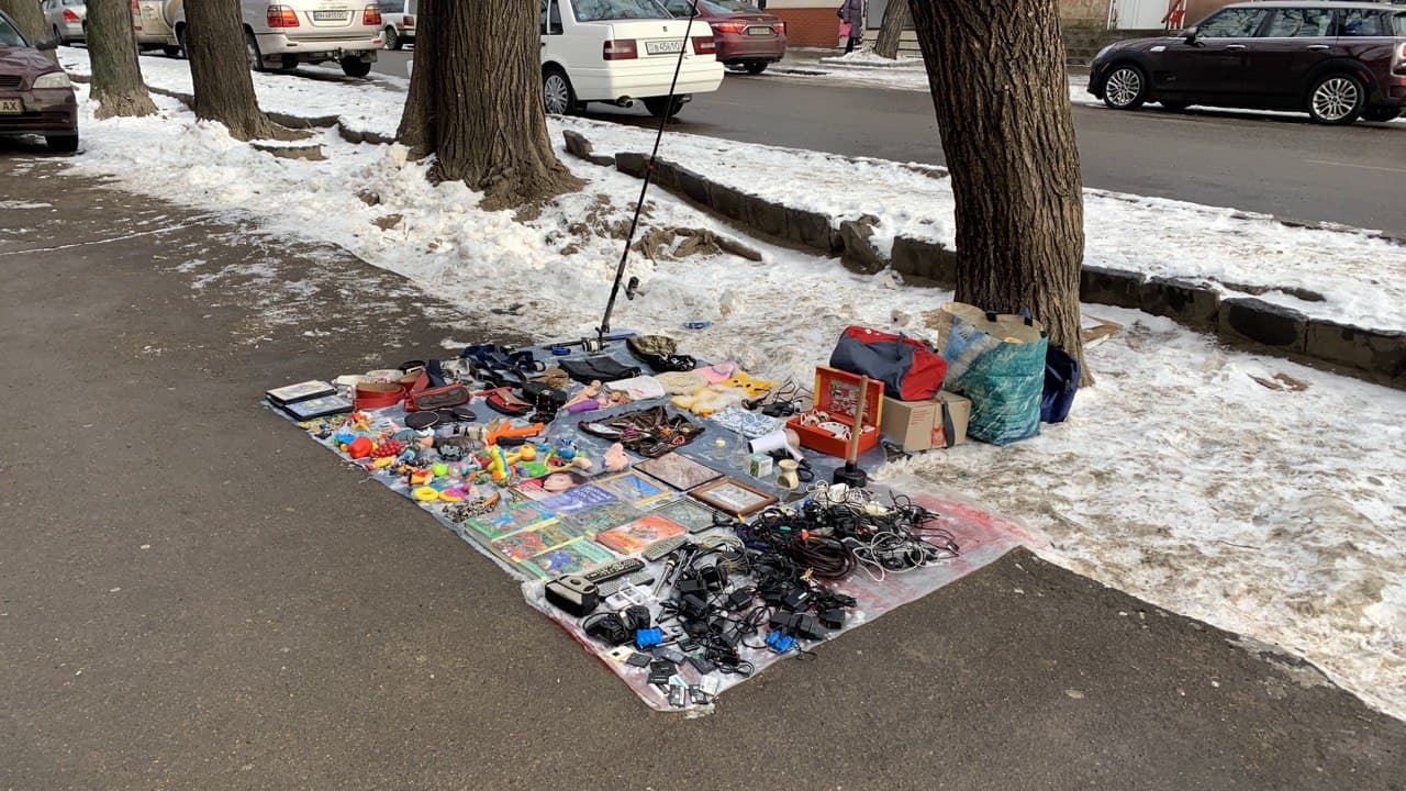 Барахолка на Торговой даже в карантин и мороз. Фото автора