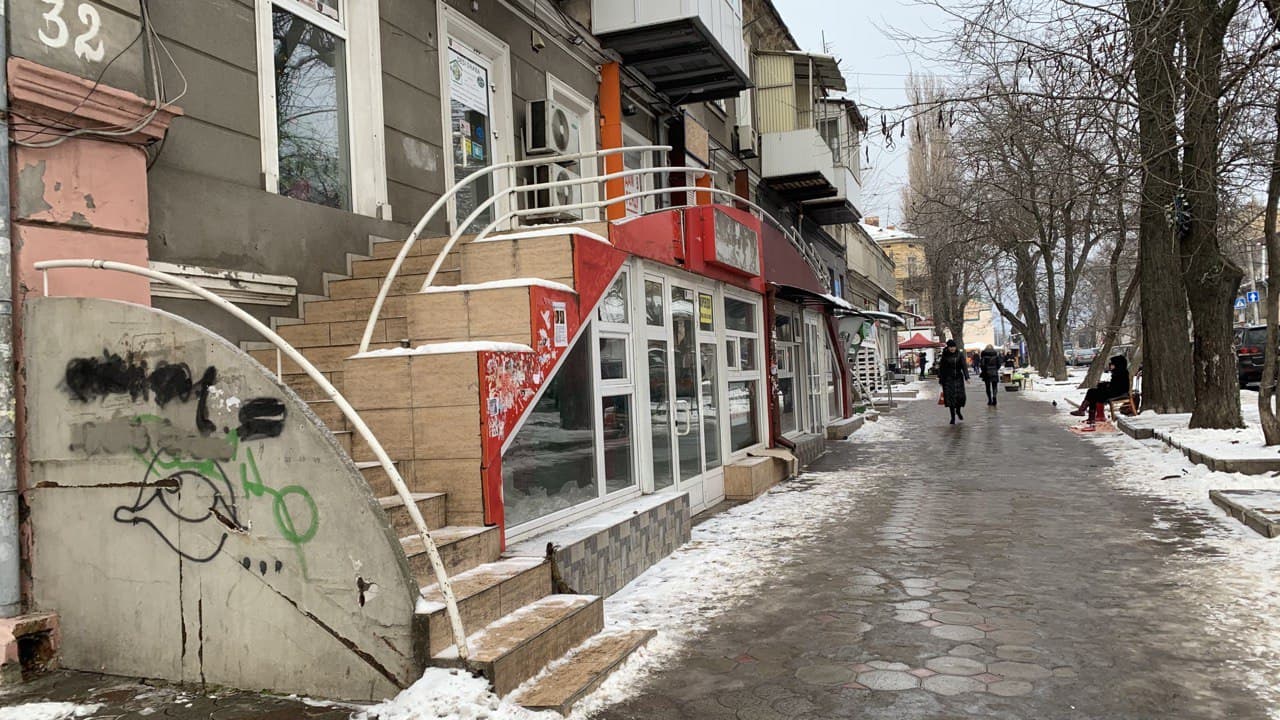 Многие магазины закрылись. Фото автора