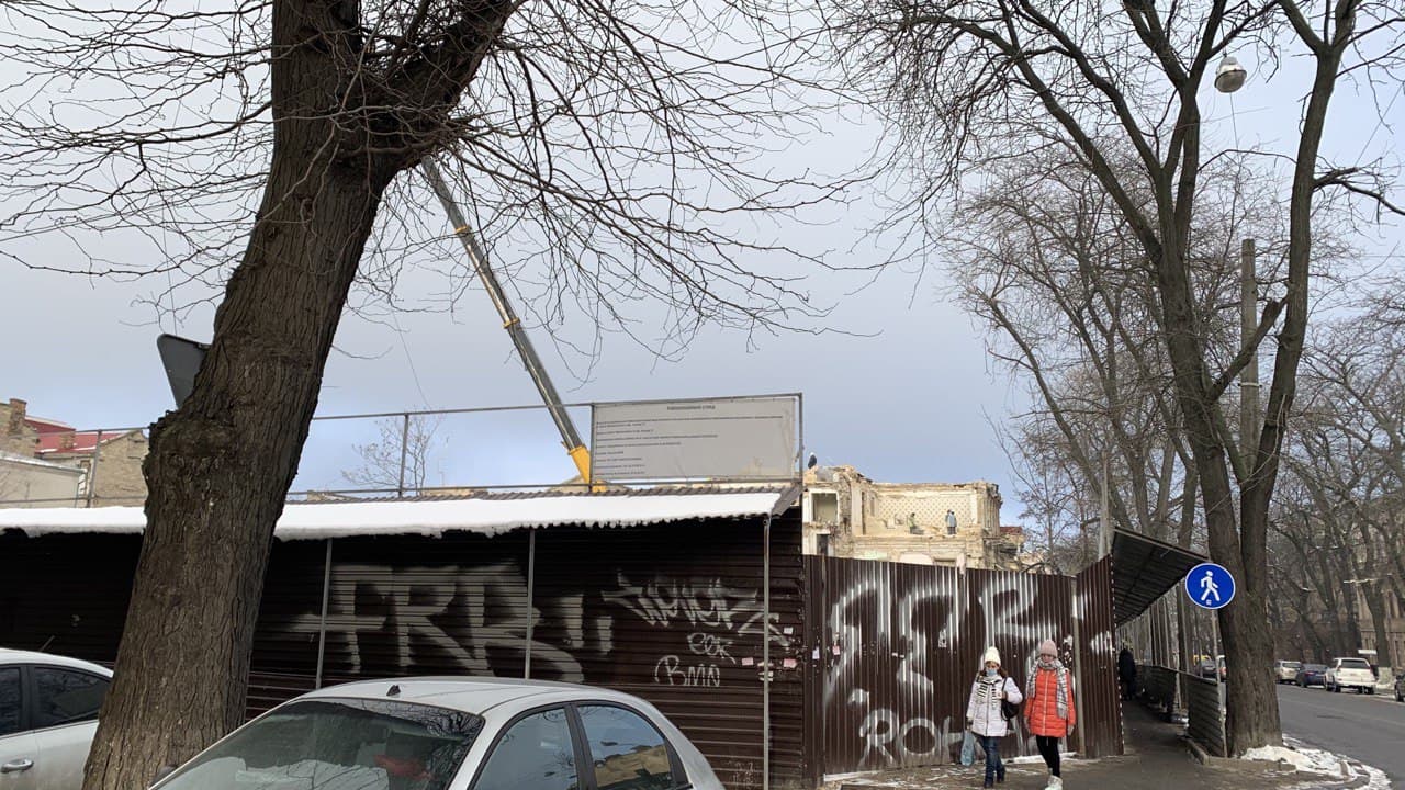 Будущую стройплощадку обнесли забором. Фото автора