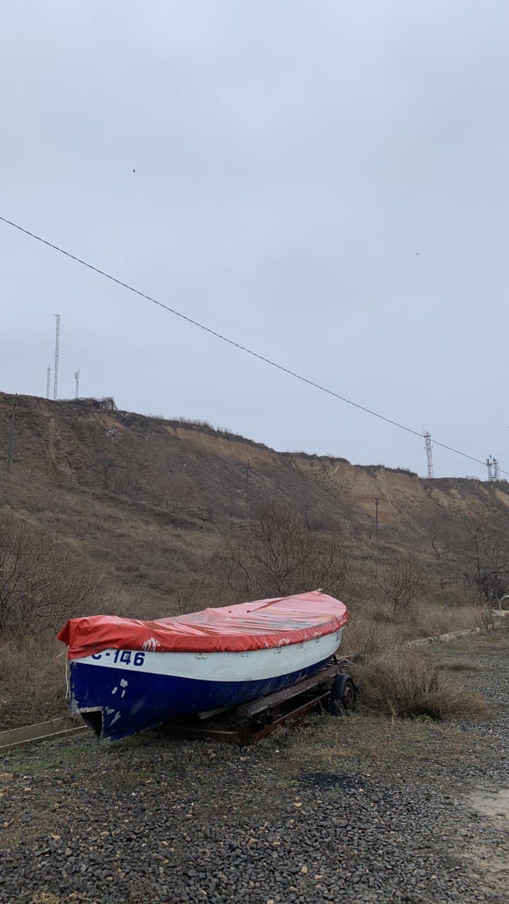 Лодка на "Монастырском пляже". Фото автора