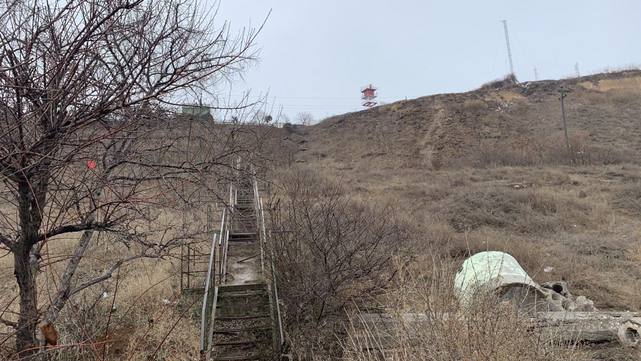 Лестница и маяк на мысе Большой Фонтан. фото автора