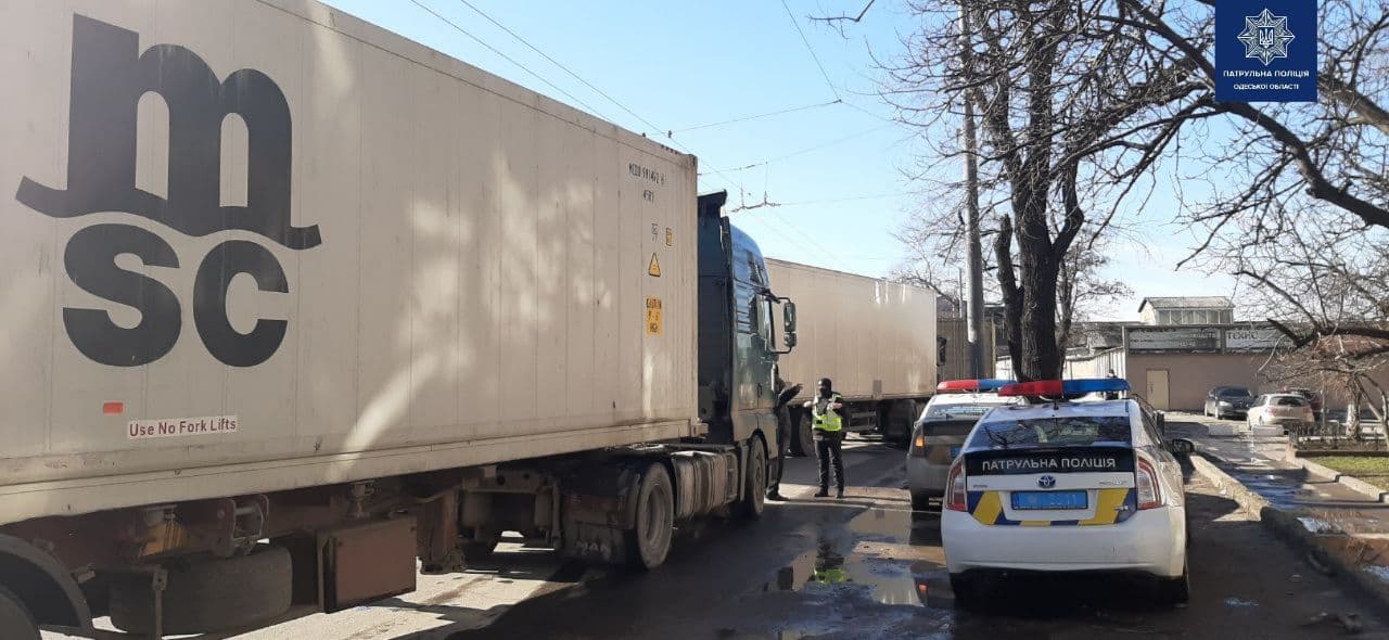 Грузовики возле Ивановского моста. Фото: Патрульная полиция