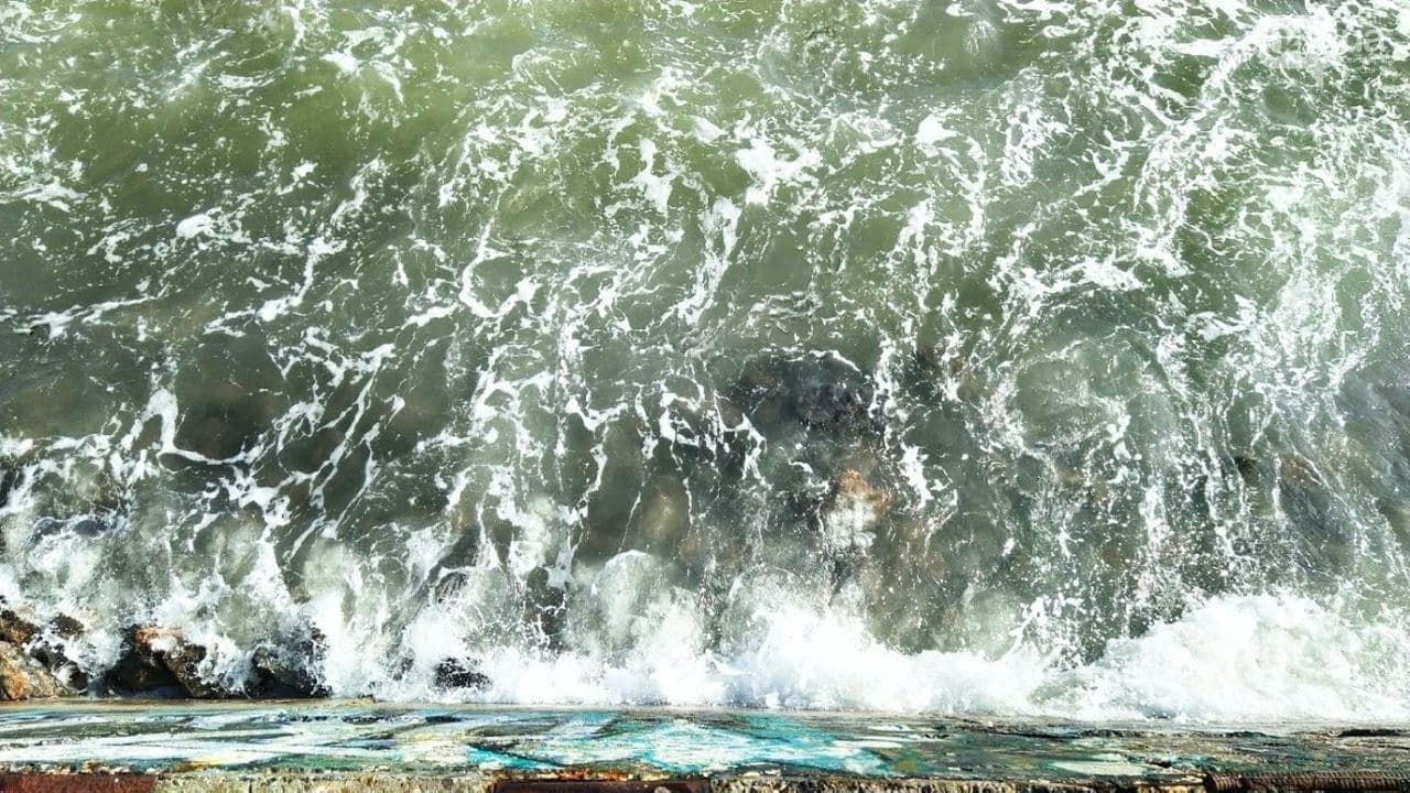 Шторм смыл пляж. Фото: 048