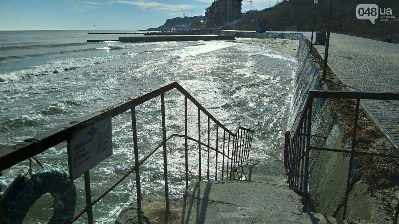 Шторм смыл пляж. Фото: 048