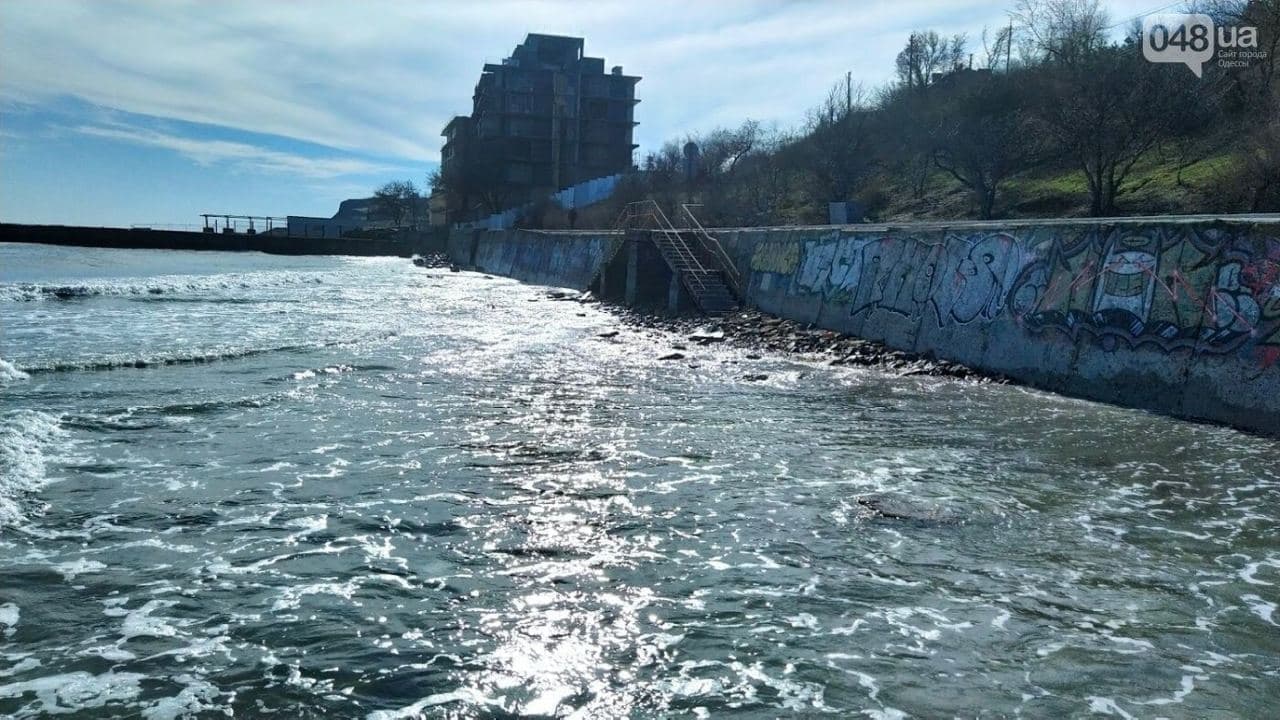 Шторм смыл пляж. Фото: 048