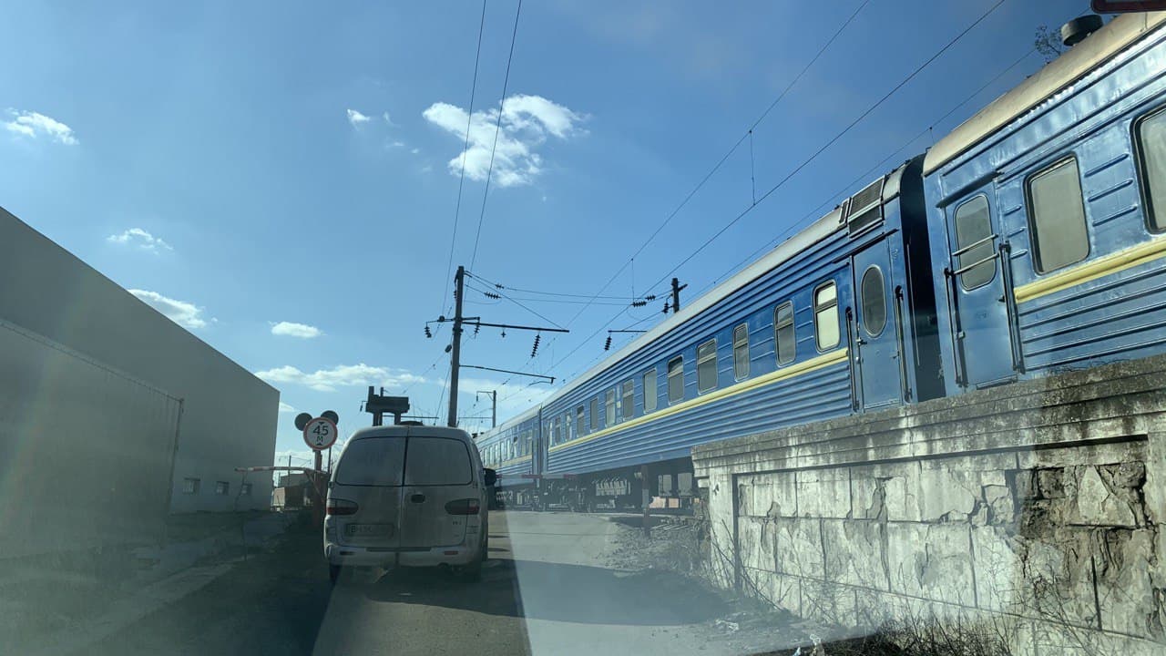 Проезд к памятникам архитектуры вдоль железной дороги. Фото автора