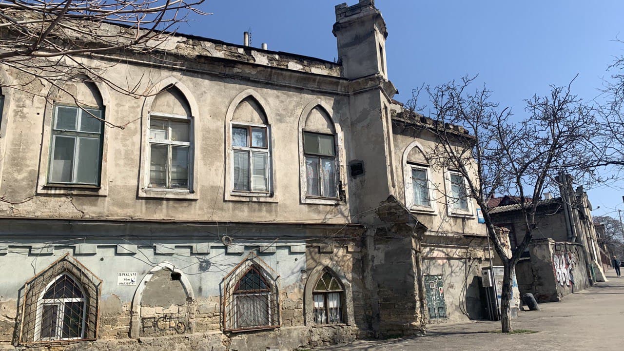 Первый дом на Пастера возле Херсонского сквера. Фото автора