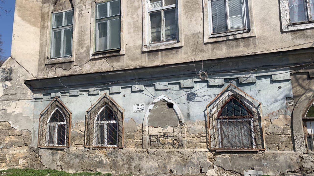 Первый дом на Пастера возле Херсонского сквера. Фото автора