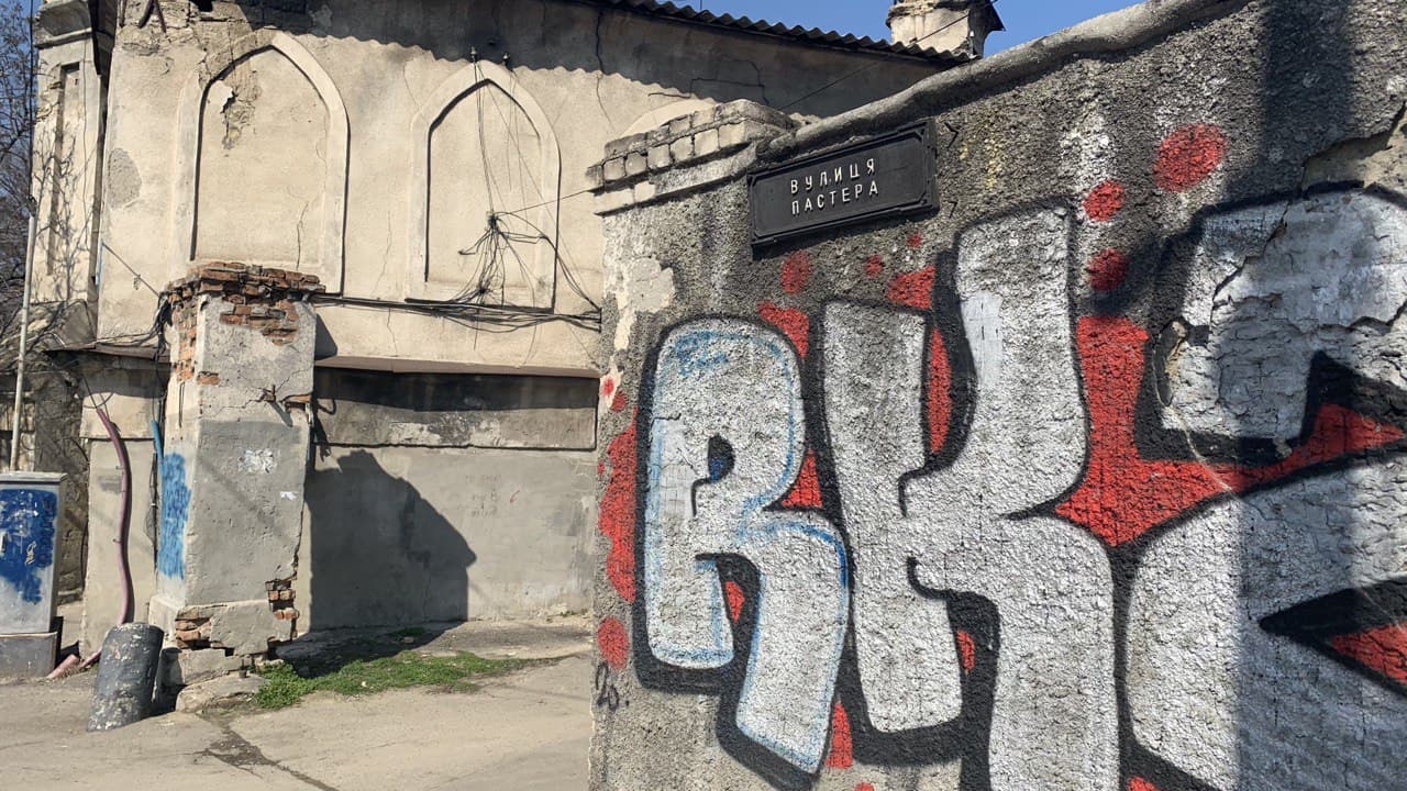 Первый дом на Пастера возле Херсонского сквера. Фото автора