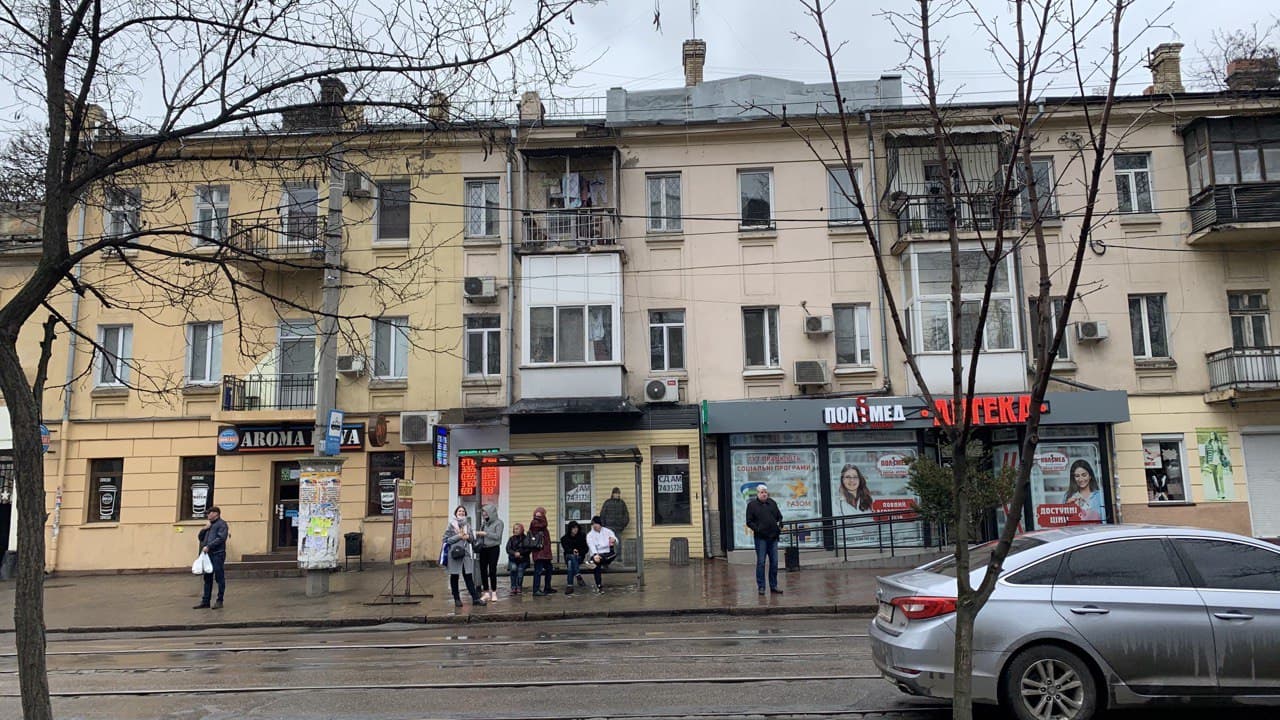 Остановка трамвая и маршруток возле сквера. Фото автора