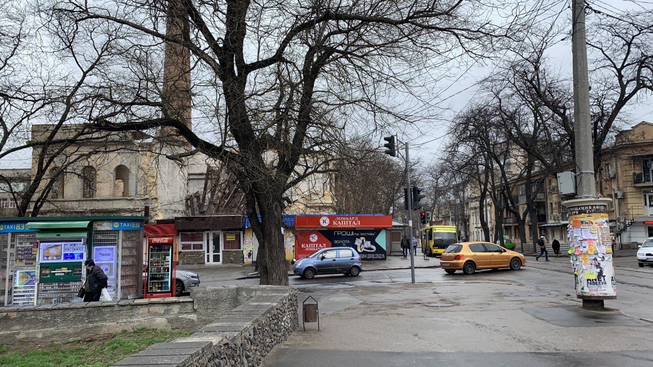 Остановка трамвая и маршруток возле сквера. Фото автора