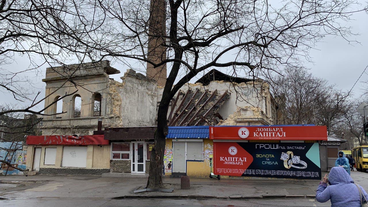 Здание возле сквера. Фото автора 