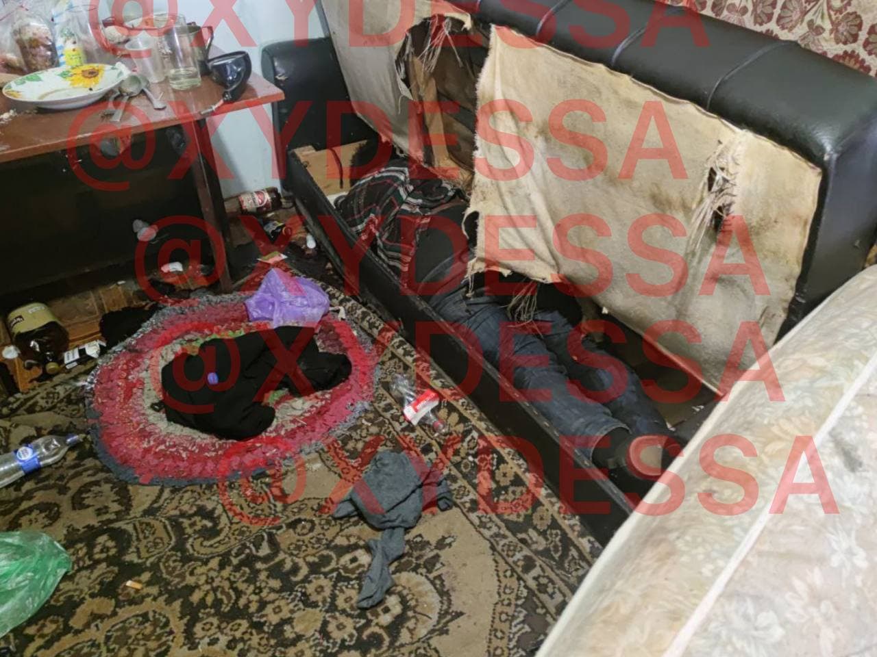 Труп в диване. Фото: ХО