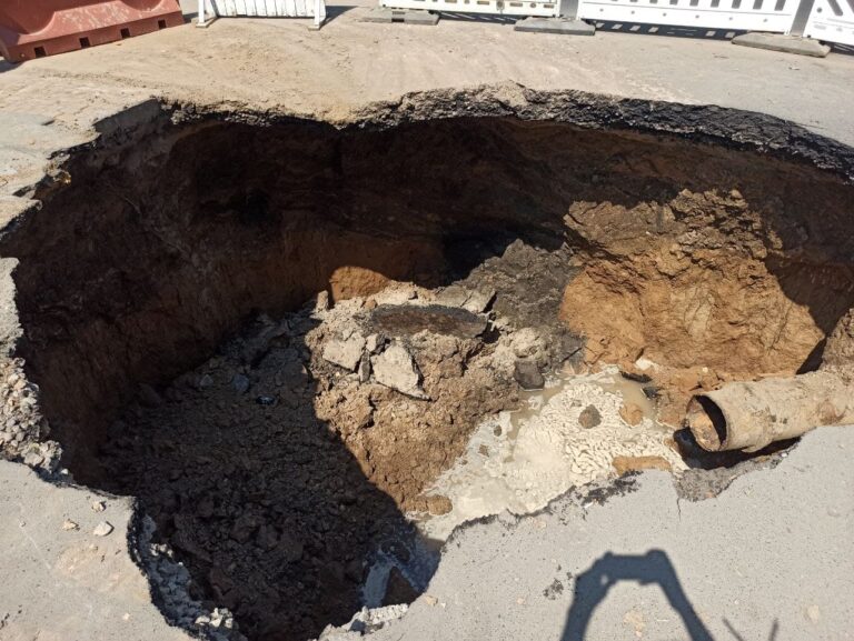 Провал дороги на Черемушках. Фото: Odessa.online