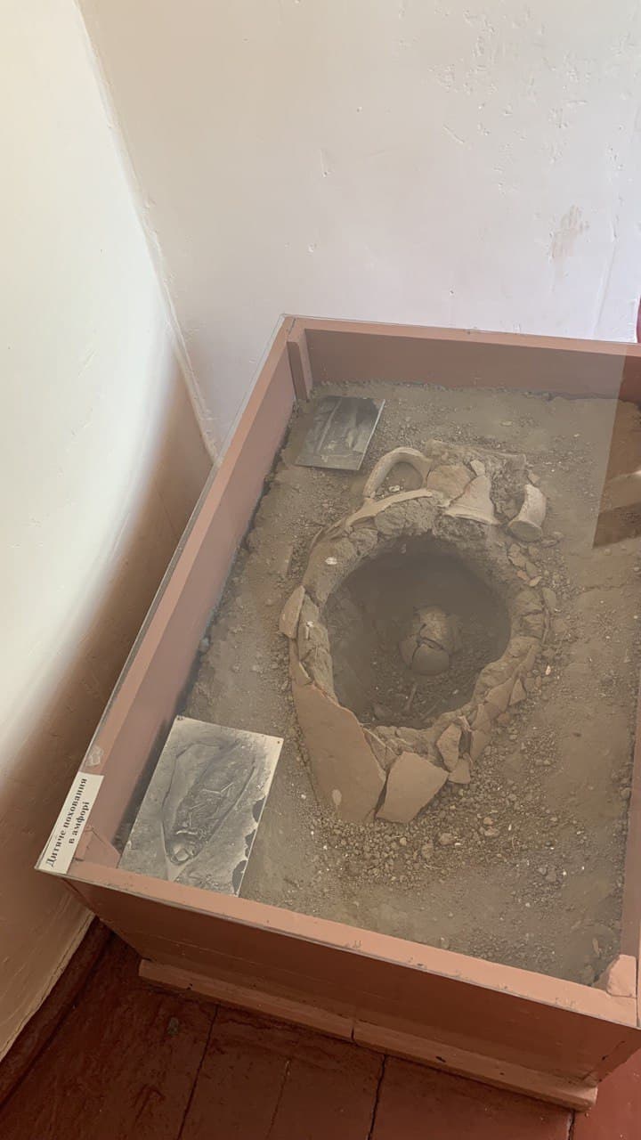 Амфора с младенцем. Фото автора