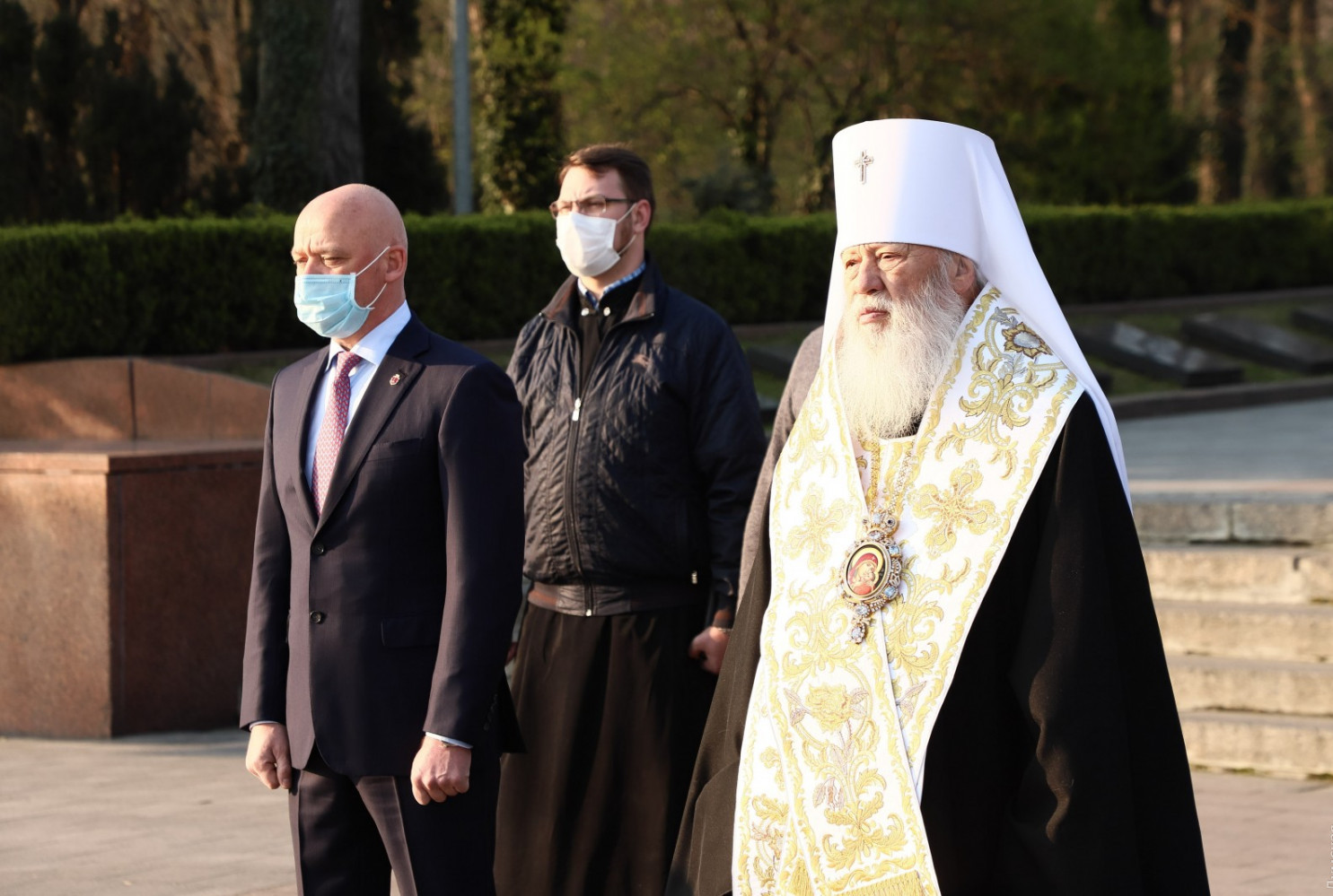 Без масок, много и в парке: мэра Одессы и Агафангела обвинили в нарушении правил карантина фото 1