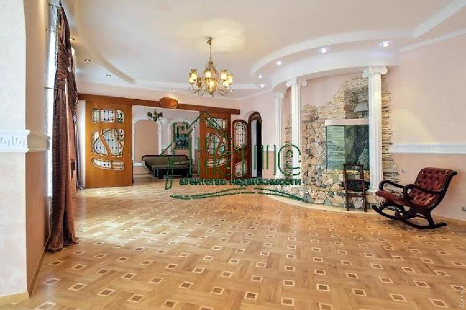 Та самая квартира. Видно, что владелец убрал межкомнатные перегородки Фото: Думская