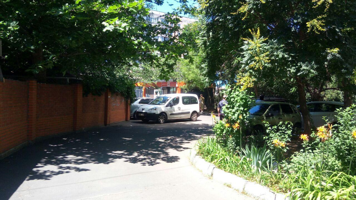 Заехать помешали припаркованные машины Фото: Думская