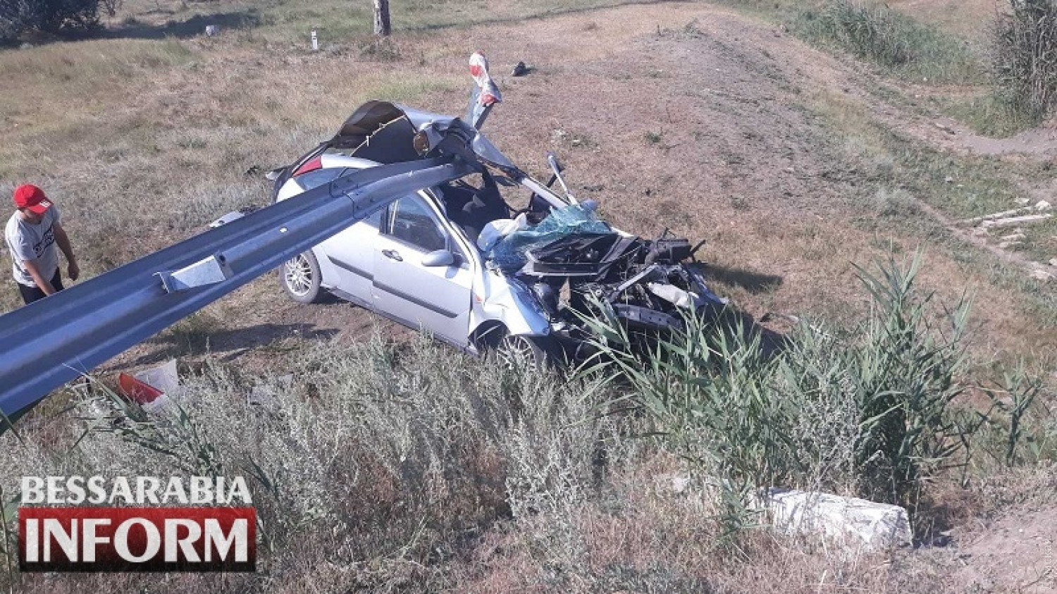 На одесской трассе отбойник разрезал машину: семья чудом выжила фото 1