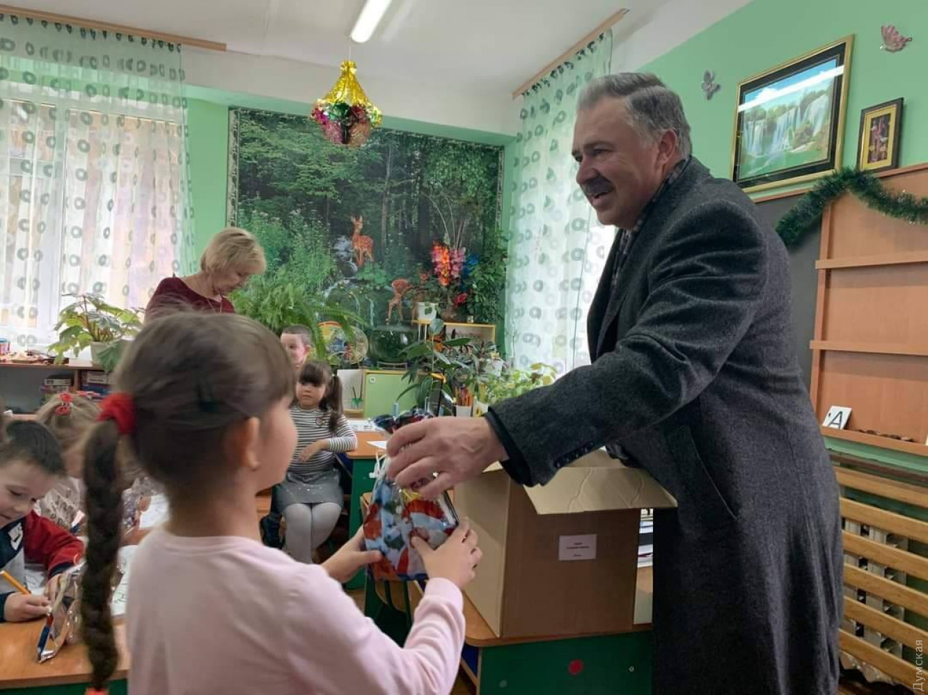 Мэр Теплодара в садике без маски. Фото: Думская