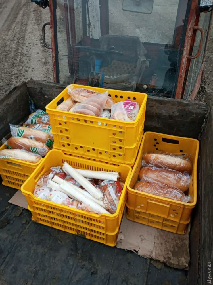 В села развозят хлеб в кузове трактора. Фото: "Думская"